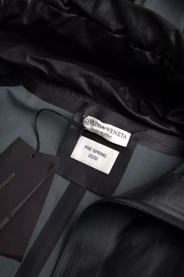 Black Leather Hooded Men Trenchcoat JacketBOTTEGA VENETA Absolutely stunning, 100% Authentic, brand new with tags BOTTEGA VENETA trench coat waterproof jacket. Model: Trench coat jacket Colour: Black Material: 100% Calf Leather Full button closure Logo de