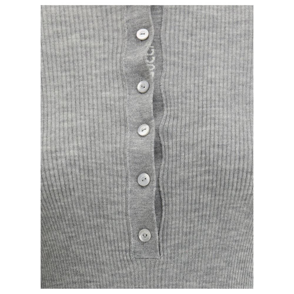 Gray Cashmere TopGucci’s Cashmere Polo Sweater is an elegant and sophisticated piece, crafted from soft cashmere for superior comfort. The long-sleeved style features a classic collar and tone-on-tone buttons on the front, adding an understated touch of s