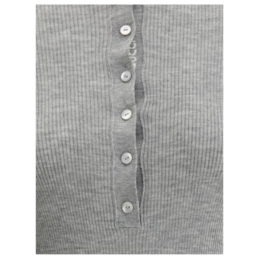 Gray Cashmere TopGucci’s Cashmere Polo Sweater is an elegant and sophisticated piece, crafted from soft cashmere for superior comfort. The long-sleeved style features a classic collar and tone-on-tone buttons on the front, adding an understated touch of s