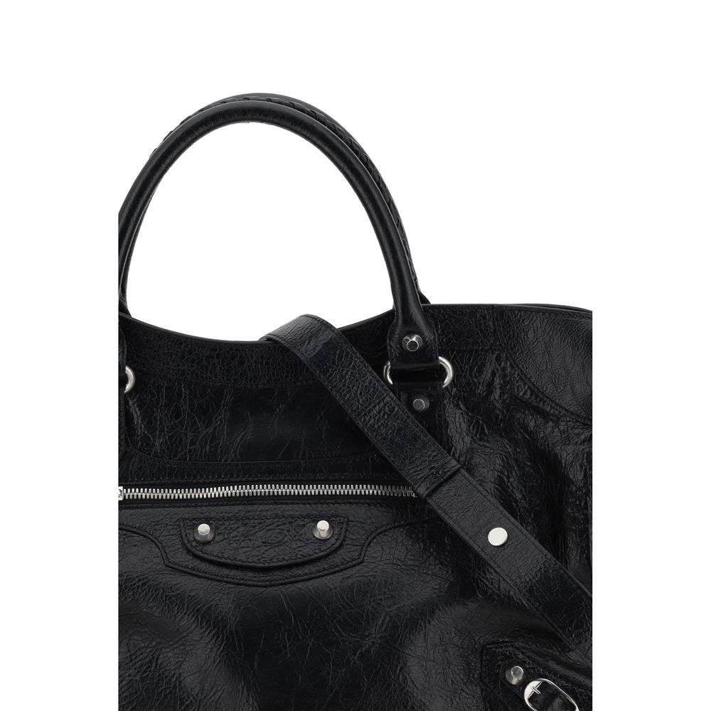 Black Lamb Ovis Aries Aries Shoulder BagBalenciaga’s Le City Medium Lambskin Handbag combines elegance and functionality. Made of soft lambskin leather, it features two hand-woven leather handles and an adjustable, removable shoulder strap for added versa
