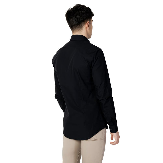 Black Cotton Dress ShirtThe Calvin Klein POPLIN STRETCH SLIM SHIRT K10K103025 for men is an elegant and modern shirt, perfect for those seeking a refined and contemporary style. Made from 100% high-quality poplin cotton, it features a slim fit that enhanc