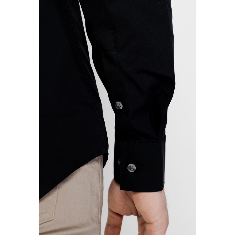 Black Cotton Dress ShirtThe Calvin Klein POPLIN STRETCH SLIM SHIRT K10K103025 for men is an elegant and modern shirt, perfect for those seeking a refined and contemporary style. Made from 100% high-quality poplin cotton, it features a slim fit that enhanc