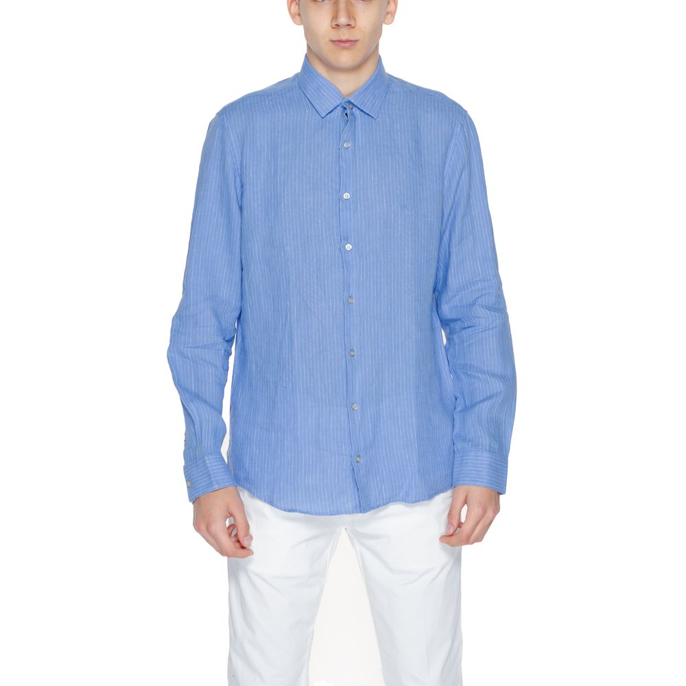 Blue Linen ShirtThe Calvin Klein K10K112887 men’s long-sleeved shirt is crafted from 100% linen, a natural fabric renowned for its lightness and breathability. This shirt features a relaxed fit and a classic design with a traditional collar and front butt