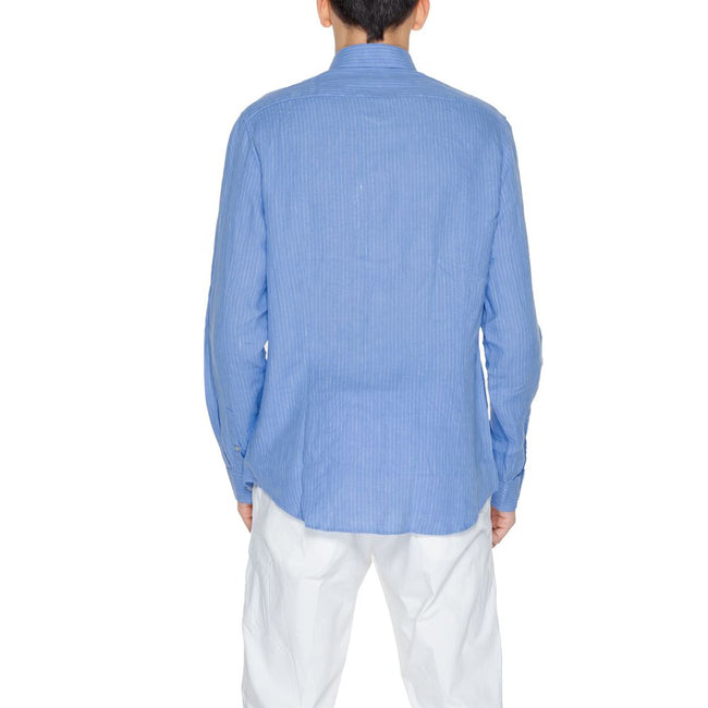 Blue Linen ShirtThe Calvin Klein K10K112887 men’s long-sleeved shirt is crafted from 100% linen, a natural fabric renowned for its lightness and breathability. This shirt features a relaxed fit and a classic design with a traditional collar and front butt