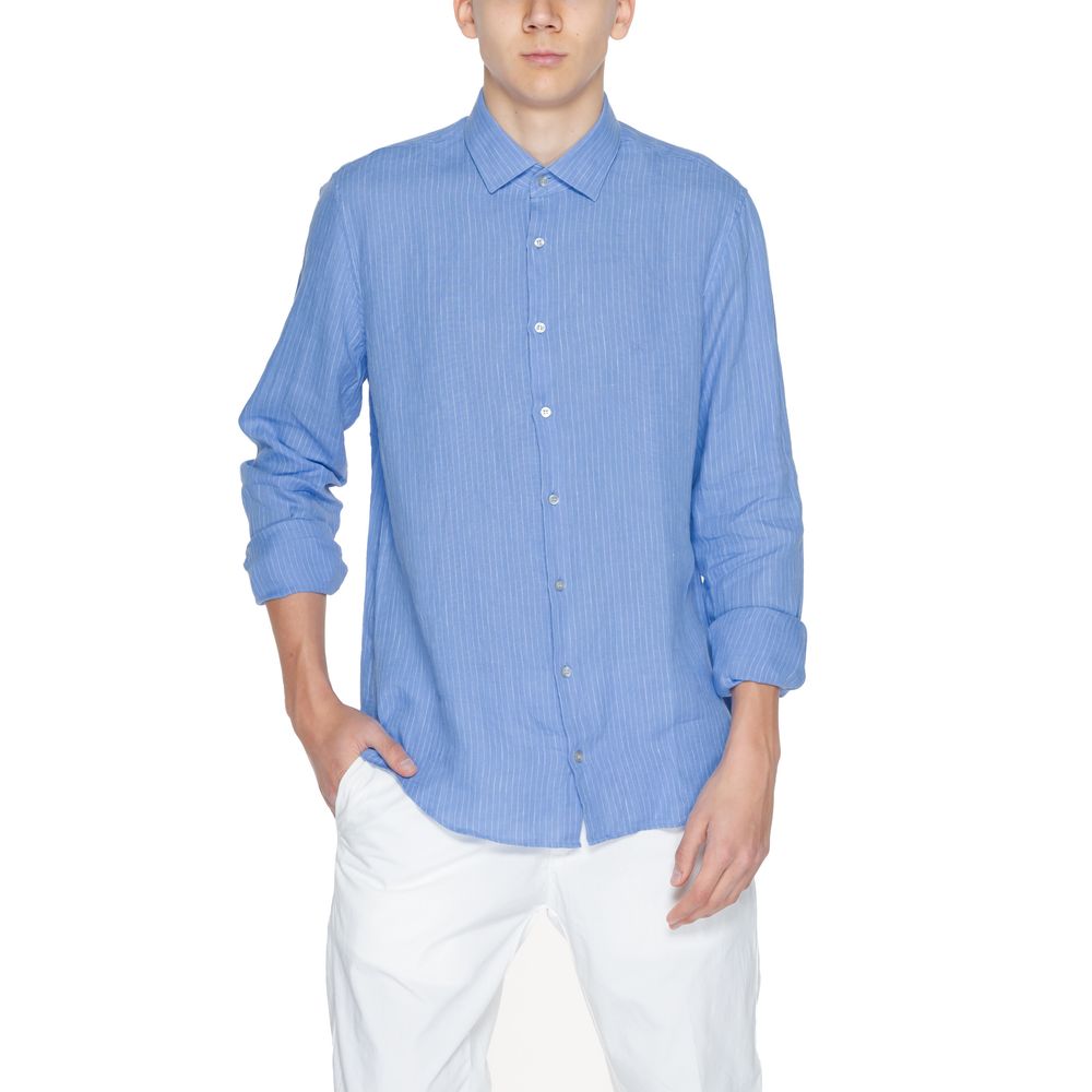 Blue Linen ShirtThe Calvin Klein K10K112887 men’s long-sleeved shirt is crafted from 100% linen, a natural fabric renowned for its lightness and breathability. This shirt features a relaxed fit and a classic design with a traditional collar and front butt