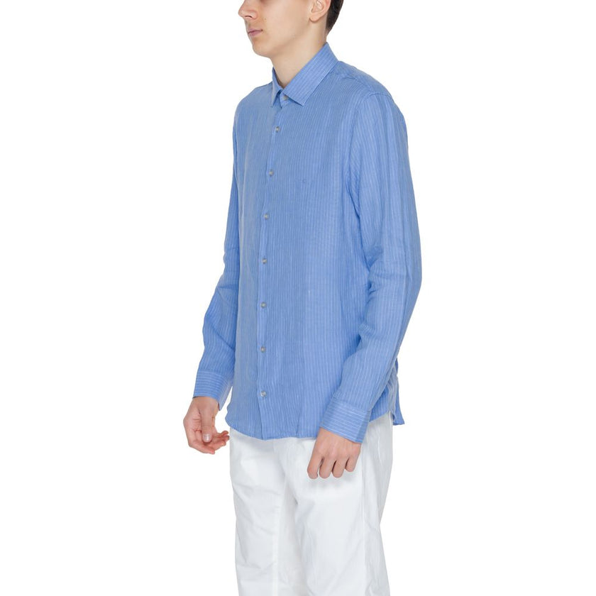 Blue Linen ShirtThe Calvin Klein K10K112887 men’s long-sleeved shirt is crafted from 100% linen, a natural fabric renowned for its lightness and breathability. This shirt features a relaxed fit and a classic design with a traditional collar and front butt