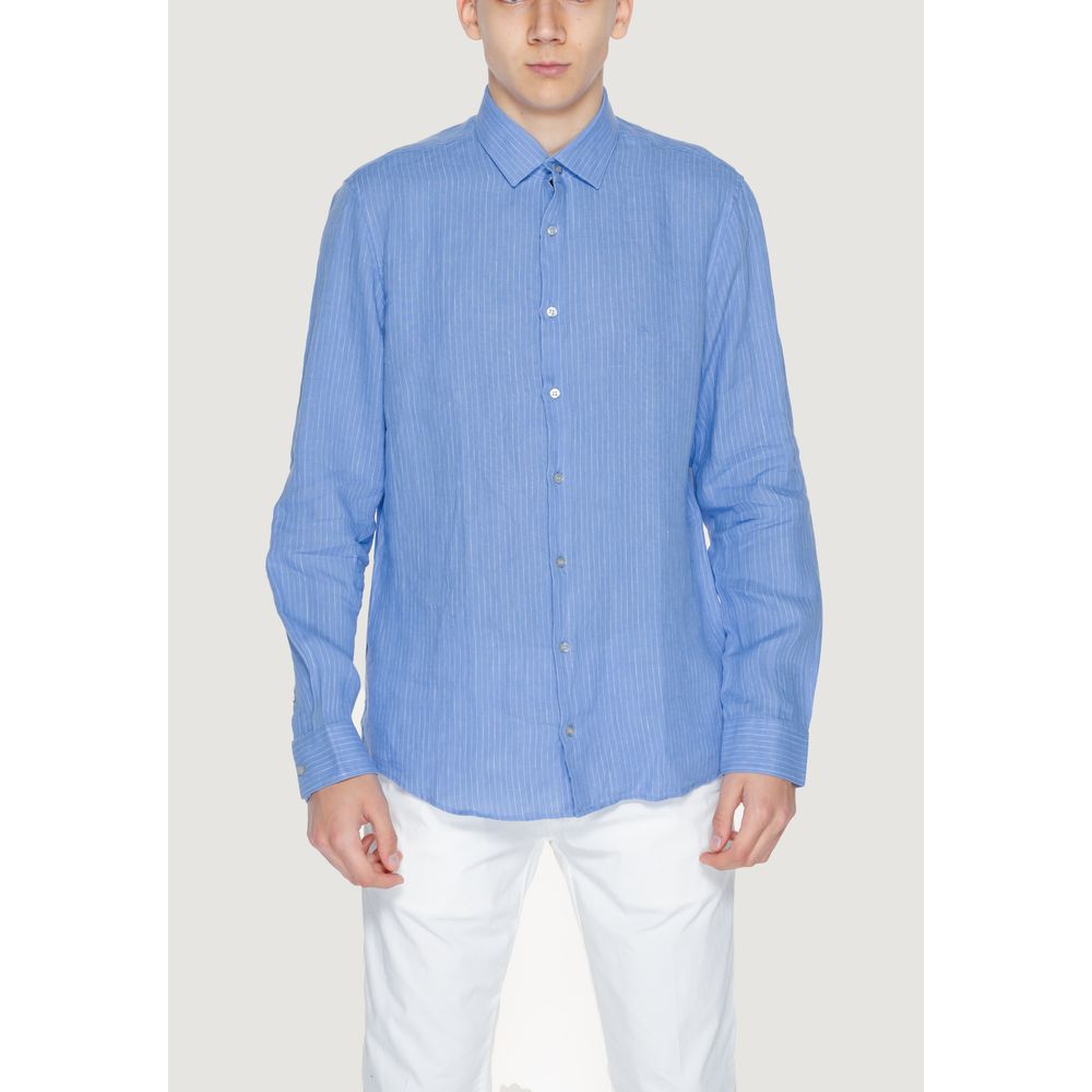 Blue Linen ShirtThe Calvin Klein K10K112887 men’s long-sleeved shirt is crafted from 100% linen, a natural fabric renowned for its lightness and breathability. This shirt features a relaxed fit and a classic design with a traditional collar and front butt