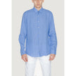 Blue Linen ShirtThe Calvin Klein K10K112887 men’s long-sleeved shirt is crafted from 100% linen, a natural fabric renowned for its lightness and breathability. This shirt features a relaxed fit and a classic design with a traditional collar and front butt