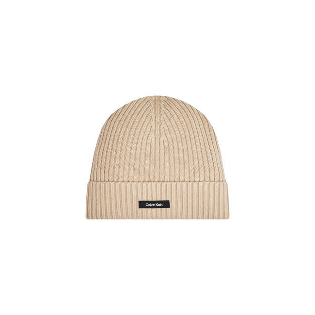 Beige Organic Cotton Cap (Baseball Hat)Discover the Calvin Klein CLASSIC COTTON RIB BEANIE for men, an essential accessory for your winter wardrobe. Made from a blend of 50% organic cotton, 45% cotton, and 5% cashmere, this beanie offers the perfect combi