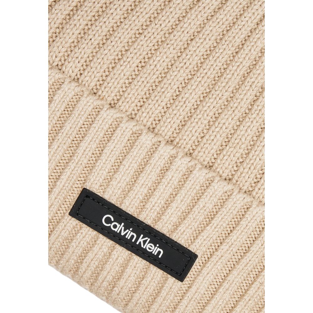 Beige Organic Cotton Cap (Baseball Hat)Discover the Calvin Klein CLASSIC COTTON RIB BEANIE for men, an essential accessory for your winter wardrobe. Made from a blend of 50% organic cotton, 45% cotton, and 5% cashmere, this beanie offers the perfect combi