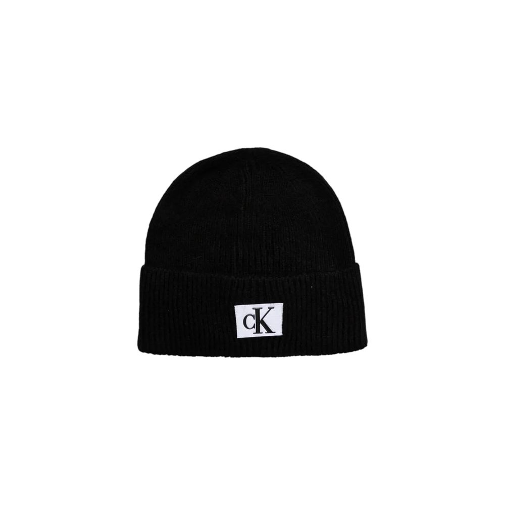 Black Marabou Cap (Baseball Hat)The Calvin Klein Jeans Seasonal Patch Beanie for men is a stylish and practical accessory, perfect for completing your winter look. Made from a blend of 78% acrylic, 20% polyester, and 2% elastane/lycra, it offers excellent
