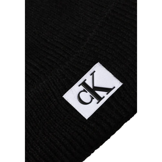 Black Marabou Cap (Baseball Hat)The Calvin Klein Jeans Seasonal Patch Beanie for men is a stylish and practical accessory, perfect for completing your winter look. Made from a blend of 78% acrylic, 20% polyester, and 2% elastane/lycra, it offers excellent