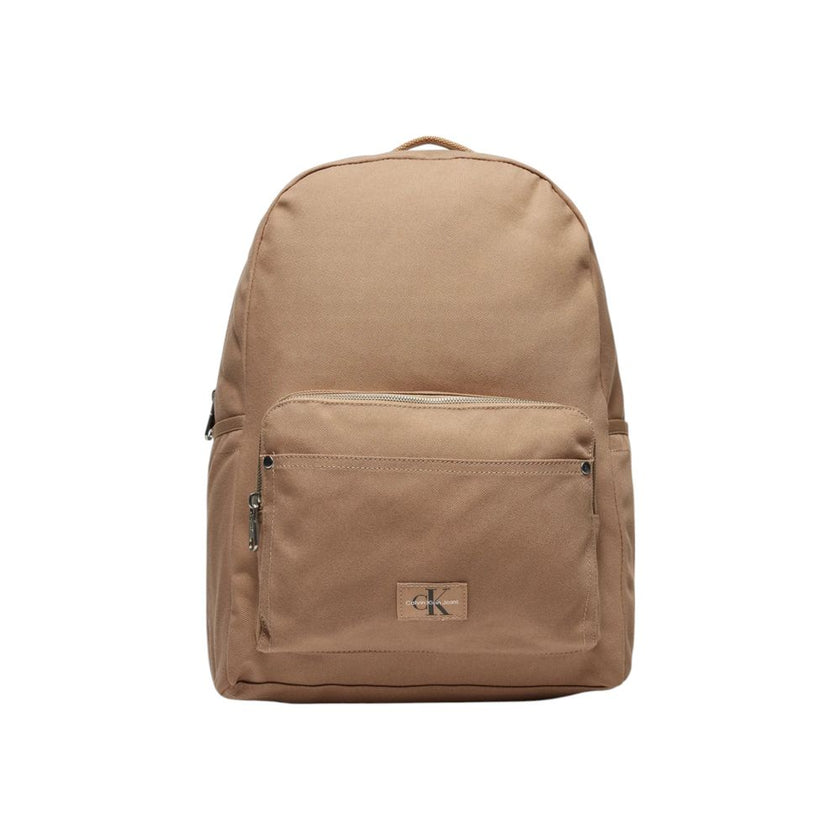 Beige Recycled Polyester BackpackDiscover the Calvin Klein SPORT ESSENTIALS CAMPUS backpack, an essential accessory for the modern man. Made from 100% recycled polyester, this backpack combines sustainability with style. The sleek design features a zipper