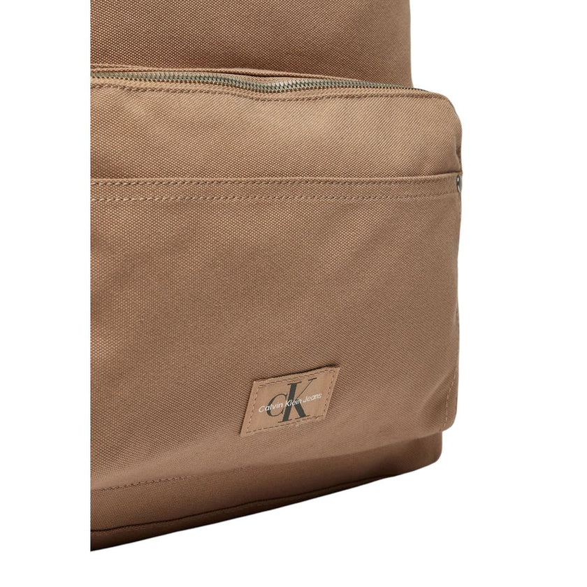 Beige Recycled Polyester BackpackDiscover the Calvin Klein SPORT ESSENTIALS CAMPUS backpack, an essential accessory for the modern man. Made from 100% recycled polyester, this backpack combines sustainability with style. The sleek design features a zipper