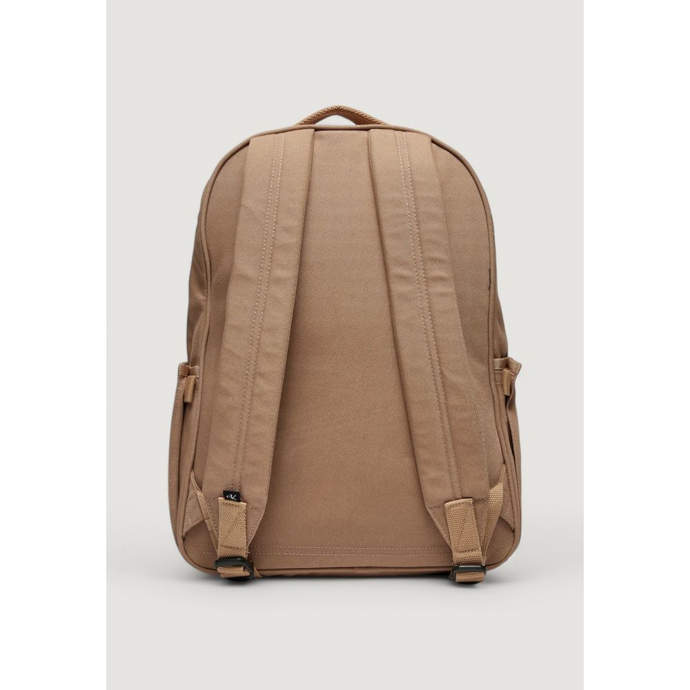 Beige Recycled Polyester BackpackDiscover the Calvin Klein SPORT ESSENTIALS CAMPUS backpack, an essential accessory for the modern man. Made from 100% recycled polyester, this backpack combines sustainability with style. The sleek design features a zipper