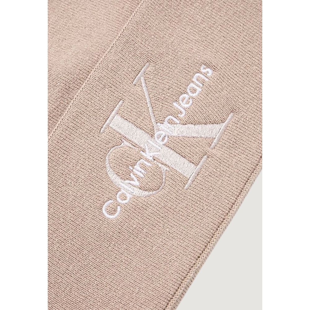Beige Cotton Cap (Baseball Hat)Discover the MONO LOGO EMBRO beanie for women by Calvin Klein Jeans, an essential accessory for every wardrobe. Made from 100% cotton, this beanie provides a soft and comfortable feel, perfect for cool days. The minimalist d