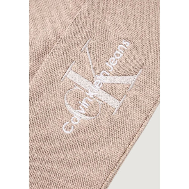 Beige Cotton Cap (Baseball Hat)Discover the MONO LOGO EMBRO beanie for women by Calvin Klein Jeans, an essential accessory for every wardrobe. Made from 100% cotton, this beanie provides a soft and comfortable feel, perfect for cool days. The minimalist d