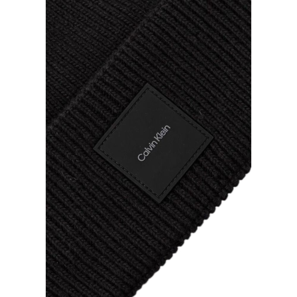 Black Organic Cotton Cap (Baseball Hat)Discover the Calvin Klein FINE RIB BEANIE men’s hat, an elegant and versatile accessory perfect for completing your winter look. Made with a high-quality composition that includes 55% organic cotton, 34% polyester, 8