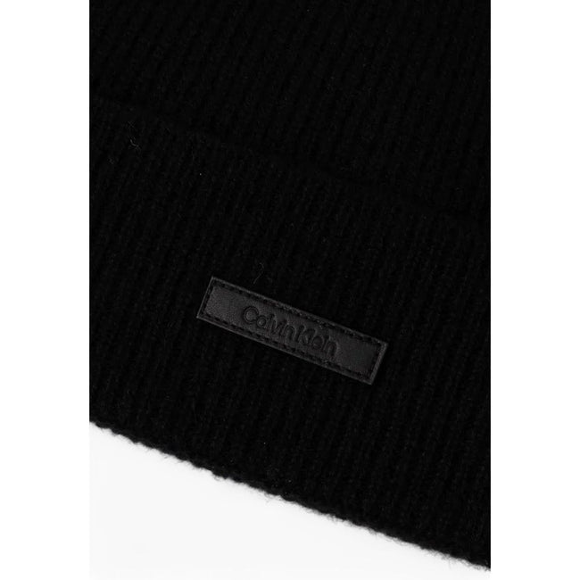 Black Cashmere Caps Baseball HatDiscover the men’s beanie hat by Calvin Klein, a high-quality accessory made from 100% cashmere. This beanie is designed to provide warmth and comfort during the colder days, making it perfect for winter. Its fine craftsman