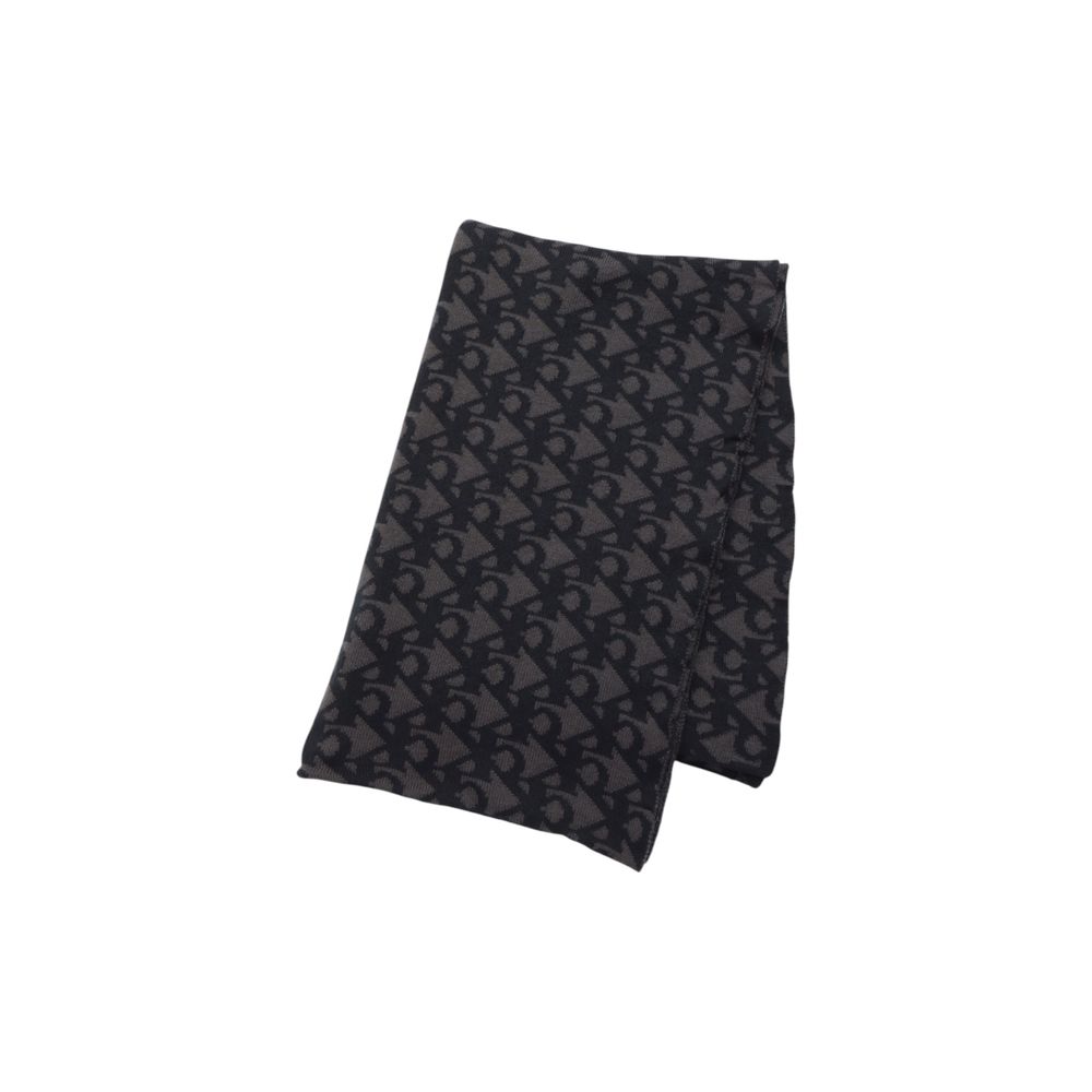 Black Recycled Polyester ScarfDiscover the Calvin Klein Jeans AOP K50K512468 men’s scarf, made from 100% recycled polyester, a sustainable and stylish choice. This accessory features a sleek and modern design, perfect for completing your winter look. Its