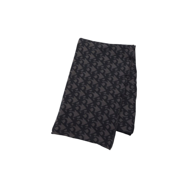 Black Recycled Polyester ScarfDiscover the Calvin Klein Jeans AOP K50K512468 men’s scarf, made from 100% recycled polyester, a sustainable and stylish choice. This accessory features a sleek and modern design, perfect for completing your winter look. Its