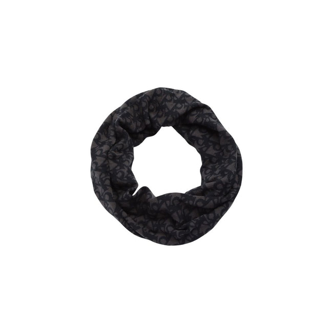 Black Recycled Polyester ScarfDiscover the Calvin Klein Jeans AOP K50K512468 men’s scarf, made from 100% recycled polyester, a sustainable and stylish choice. This accessory features a sleek and modern design, perfect for completing your winter look. Its