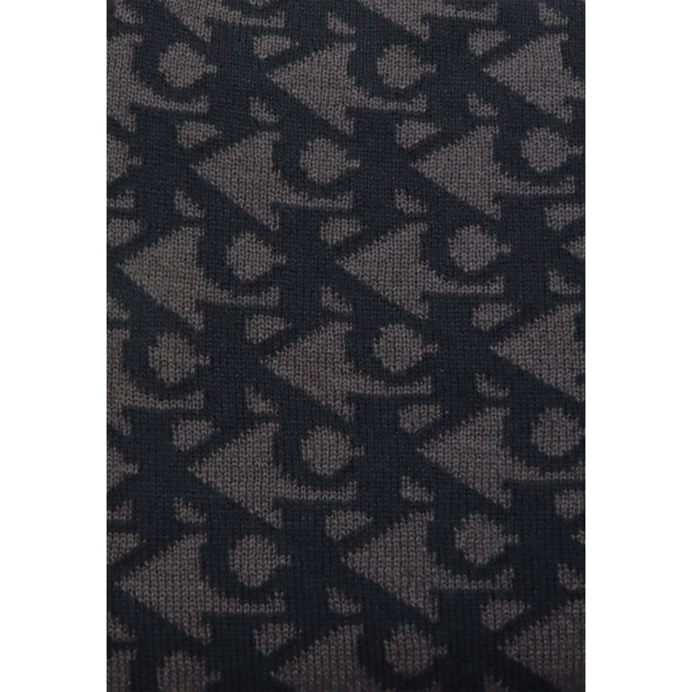 Black Recycled Polyester ScarfDiscover the Calvin Klein Jeans AOP K50K512468 men’s scarf, made from 100% recycled polyester, a sustainable and stylish choice. This accessory features a sleek and modern design, perfect for completing your winter look. Its