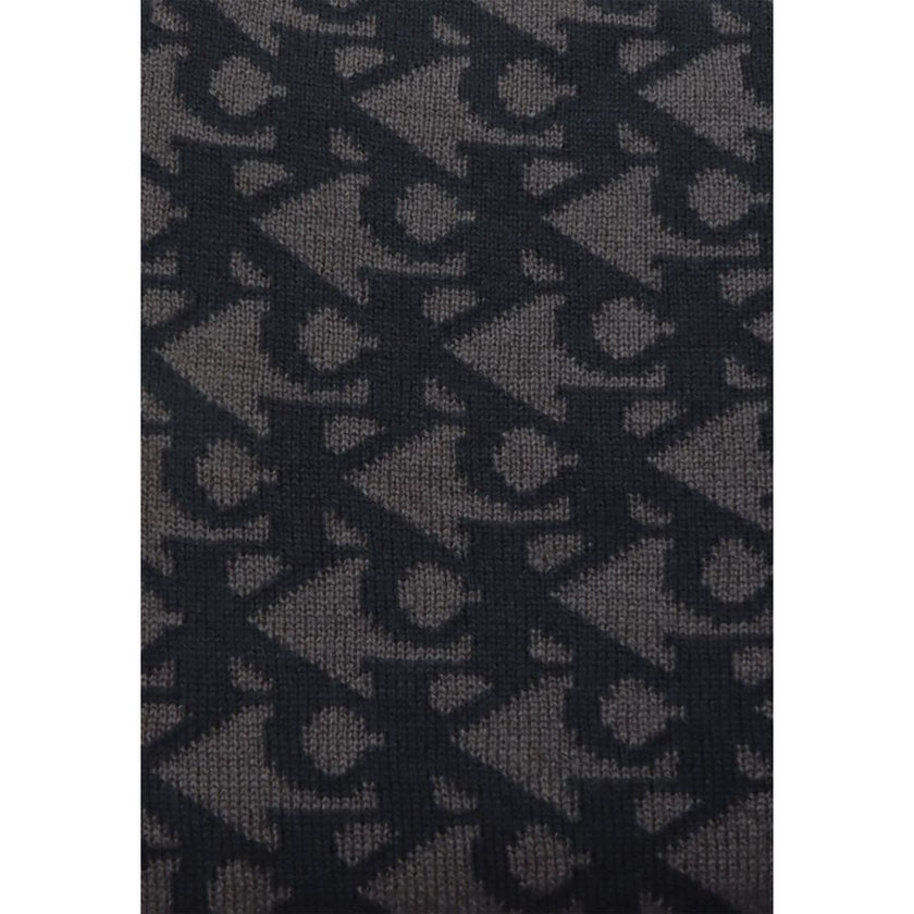 Black Recycled Polyester ScarfDiscover the Calvin Klein Jeans AOP K50K512468 men’s scarf, made from 100% recycled polyester, a sustainable and stylish choice. This accessory features a sleek and modern design, perfect for completing your winter look. Its
