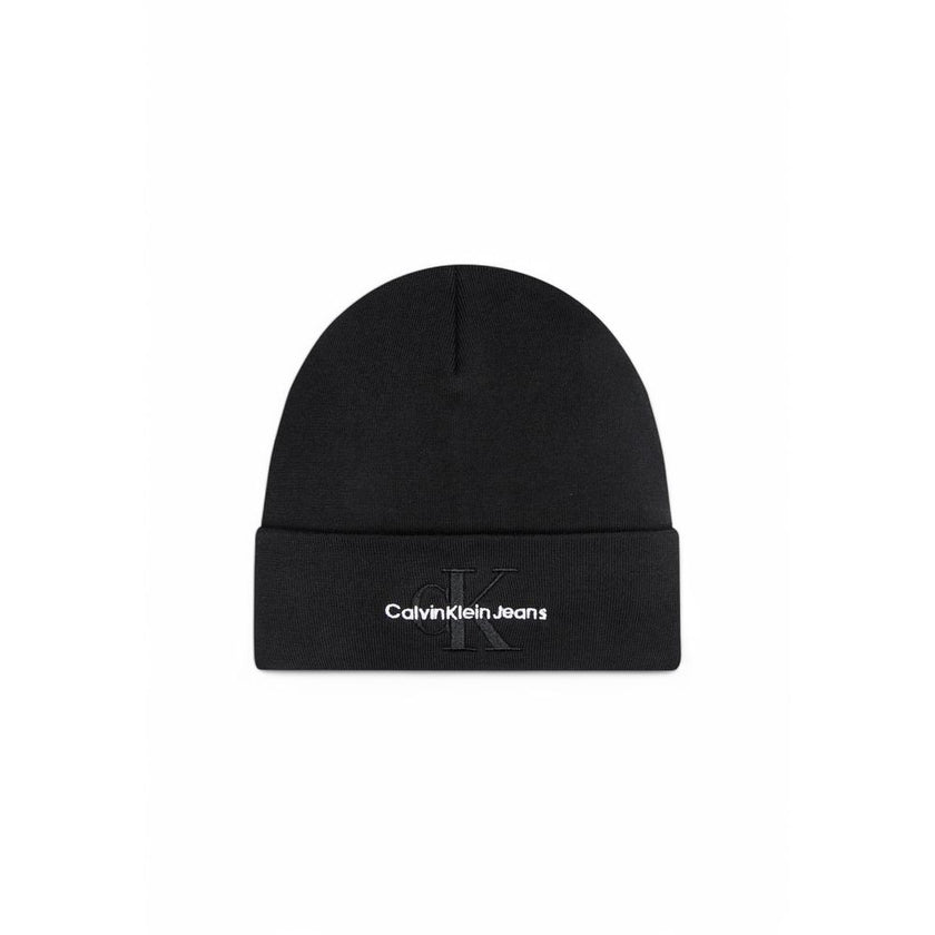 Black Organic Cotton Cap (Baseball Hat)Discover the Calvin Klein Jeans MONO LOGO EMBRO beanie for men, an essential fashion accessory for your wardrobe. Made from 100% organic cotton, this beanie provides a soft and comfortable feel against the skin, maki