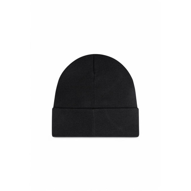 Black Organic Cotton Cap (Baseball Hat)Discover the Calvin Klein Jeans MONO LOGO EMBRO beanie for men, an essential fashion accessory for your wardrobe. Made from 100% organic cotton, this beanie provides a soft and comfortable feel against the skin, maki
