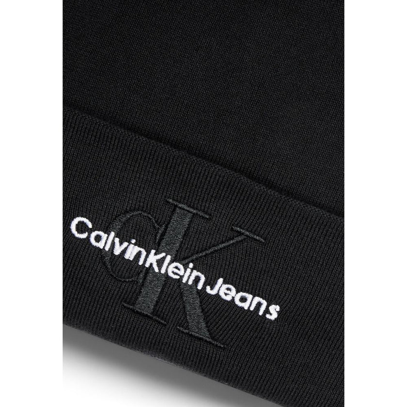 Black Organic Cotton Cap (Baseball Hat)Discover the Calvin Klein Jeans MONO LOGO EMBRO beanie for men, an essential fashion accessory for your wardrobe. Made from 100% organic cotton, this beanie provides a soft and comfortable feel against the skin, maki