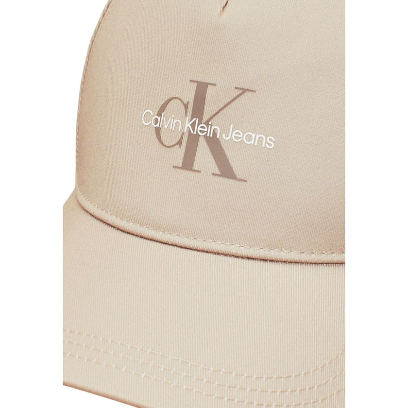 Beige Recycled Polyester Cap (Baseball Hat)The Calvin Klein Jeans MONOLOGO PRINT CAP WARM men’s cap is a versatile and modern accessory, perfect for completing your casual look. Made from a blend of recycled polyester and polyester, it offers a comfortabl