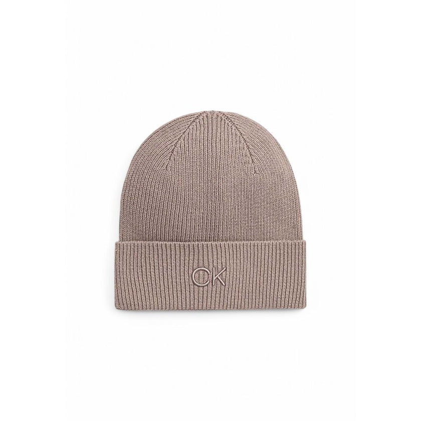 Beige Organic Cotton Cap (Baseball Hat)The Calvin Klein CK EMBROIDERY FINE RIB BEANIE is a stylish and versatile accessory, perfect for the colder seasons. Made with a high-quality blend that includes 55% organic cotton, 34% polyester, 8% wool, and 3% cas