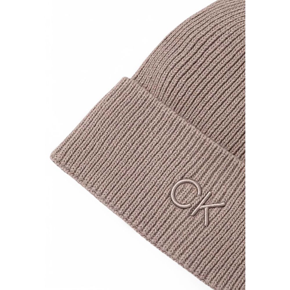 Beige Organic Cotton Cap (Baseball Hat)The Calvin Klein CK EMBROIDERY FINE RIB BEANIE is a stylish and versatile accessory, perfect for the colder seasons. Made with a high-quality blend that includes 55% organic cotton, 34% polyester, 8% wool, and 3% cas