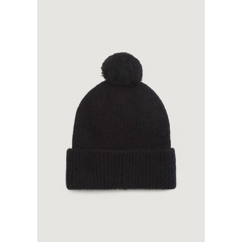 Black Alpaca Leather Cap (Baseball Hat)The Calvin Klein CK EMBROIDERY AIRY POMPOM BEANIE women’s hat is an elegant and warm accessory, perfect for cold days. Made from high-quality materials, including 48% alpaca, 28% polyester, 21% wool, and 3% elastane/
