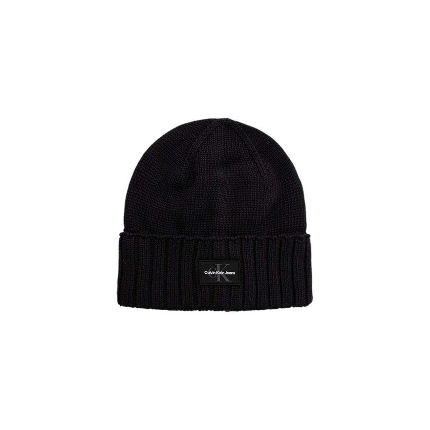 Black Cotton Cap (Baseball Hat)The Calvin Klein Jeans MONO LOGO PATCH BEANIE for men is an essential accessory for those looking to combine style and comfort. Made from 100% cotton, this beanie offers a soft and breathable feel, making it perfect for cool