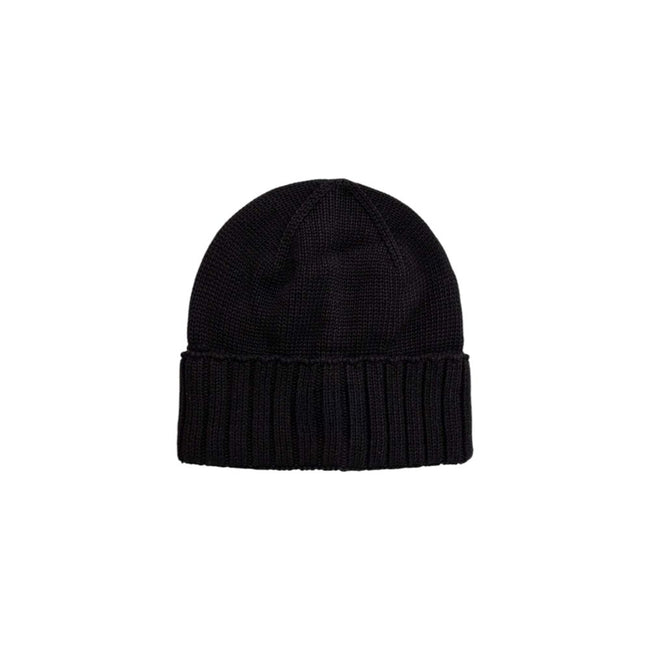 Black Cotton Cap (Baseball Hat)The Calvin Klein Jeans MONO LOGO PATCH BEANIE for men is an essential accessory for those looking to combine style and comfort. Made from 100% cotton, this beanie offers a soft and breathable feel, making it perfect for cool