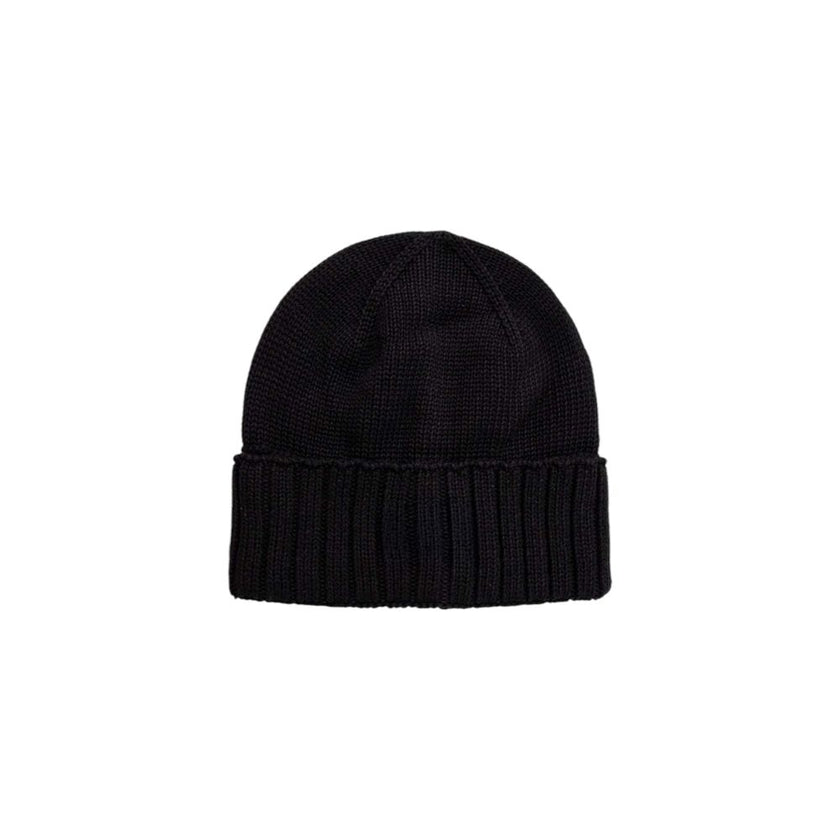 Black Cotton Cap (Baseball Hat)The Calvin Klein Jeans MONO LOGO PATCH BEANIE for men is an essential accessory for those looking to combine style and comfort. Made from 100% cotton, this beanie offers a soft and breathable feel, making it perfect for cool