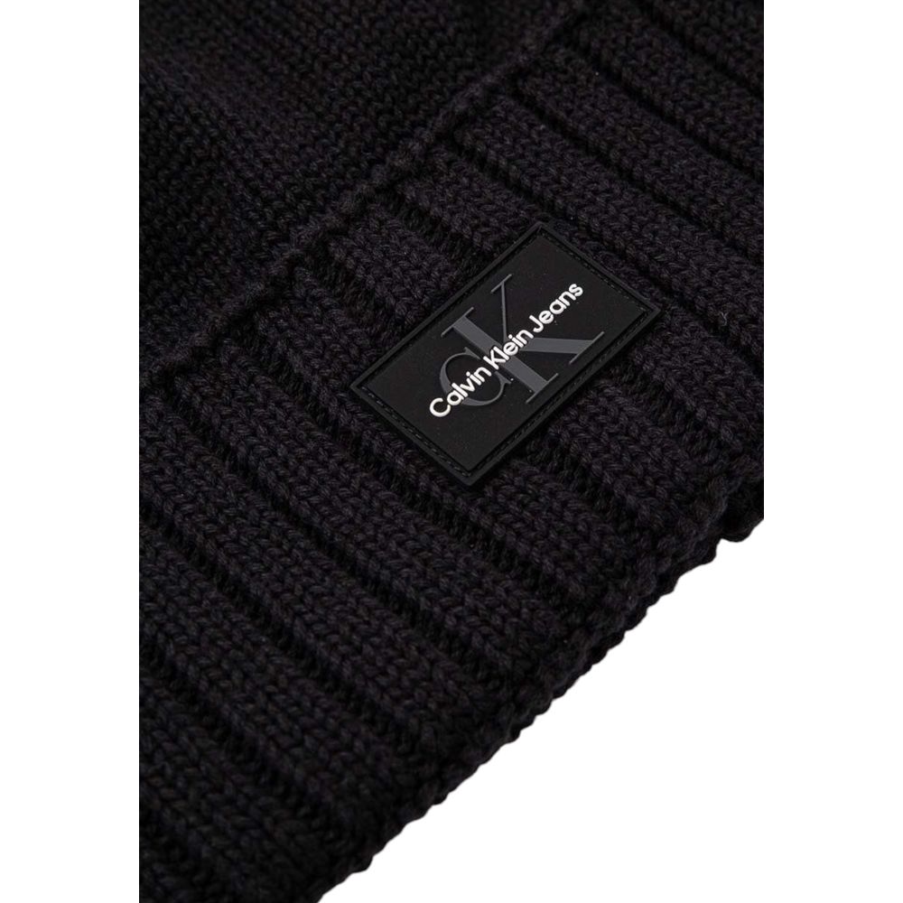 Black Cotton Cap (Baseball Hat)The Calvin Klein Jeans MONO LOGO PATCH BEANIE for men is an essential accessory for those looking to combine style and comfort. Made from 100% cotton, this beanie offers a soft and breathable feel, making it perfect for cool