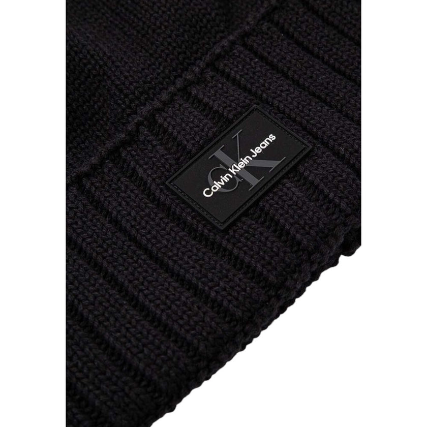 Black Cotton Cap (Baseball Hat)The Calvin Klein Jeans MONO LOGO PATCH BEANIE for men is an essential accessory for those looking to combine style and comfort. Made from 100% cotton, this beanie offers a soft and breathable feel, making it perfect for cool