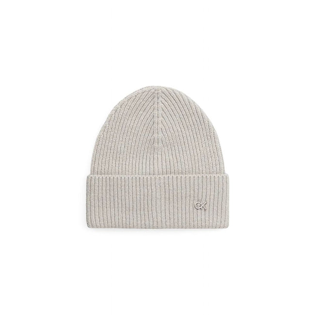 Gray Wool Cap (Baseball Hat)Discover the Calvin Klein CK METAL CHUNKY RIB BEANIE, a stylish and versatile accessory for your winter wardrobe. Made from high-quality materials, 90% wool and 10% cashmere, this beanie offers exceptional softness and warmth,