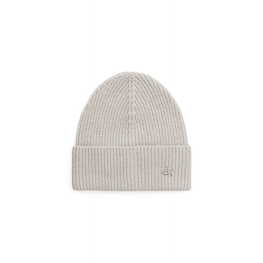 Gray Wool Cap (Baseball Hat)Discover the Calvin Klein CK METAL CHUNKY RIB BEANIE, a stylish and versatile accessory for your winter wardrobe. Made from high-quality materials, 90% wool and 10% cashmere, this beanie offers exceptional softness and warmth,