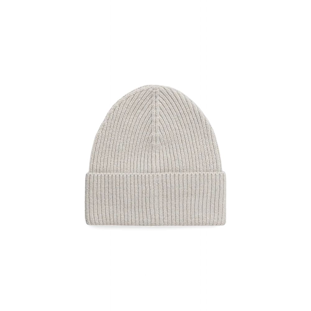 Gray Wool Cap (Baseball Hat)Discover the Calvin Klein CK METAL CHUNKY RIB BEANIE, a stylish and versatile accessory for your winter wardrobe. Made from high-quality materials, 90% wool and 10% cashmere, this beanie offers exceptional softness and warmth,