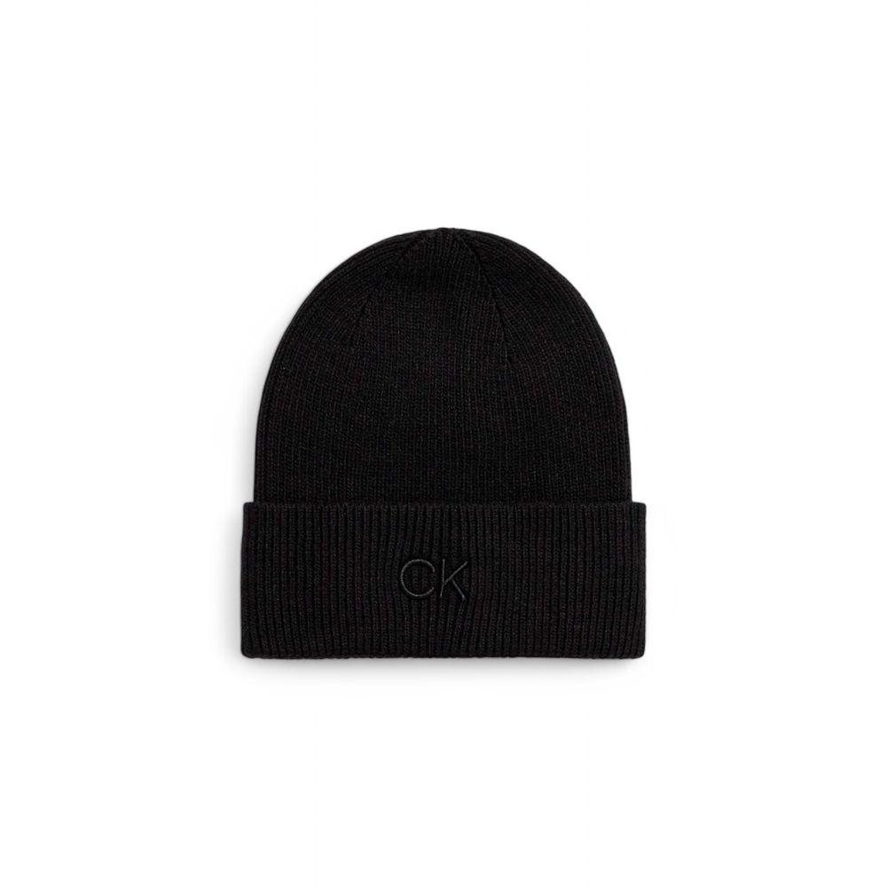 Black Organic Cotton Cap (Baseball Hat)The Calvin Klein CK EMBROIDERY FINE RIB BEANIE is a stylish and versatile accessory, perfect for the colder seasons. Made with a high-quality blend that includes 55% organic cotton, 34% polyester, 8% wool, and 3% cas