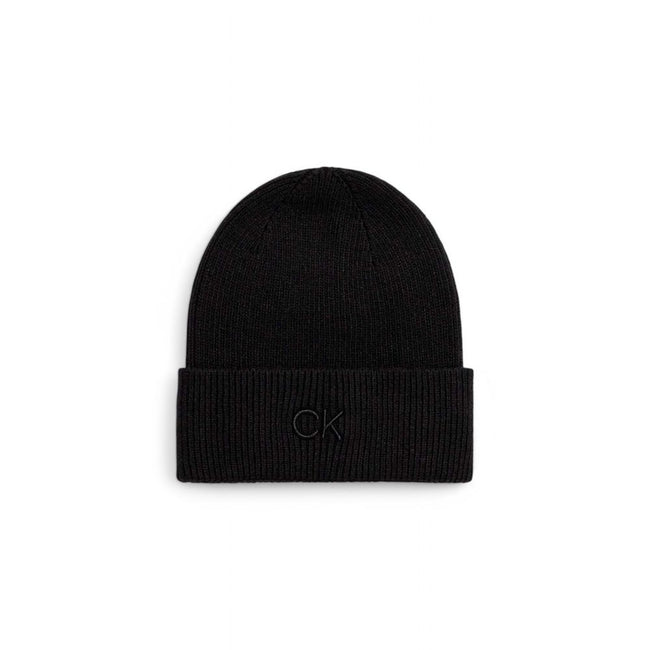 Black Organic Cotton Cap (Baseball Hat)The Calvin Klein CK EMBROIDERY FINE RIB BEANIE is a stylish and versatile accessory, perfect for the colder seasons. Made with a high-quality blend that includes 55% organic cotton, 34% polyester, 8% wool, and 3% cas