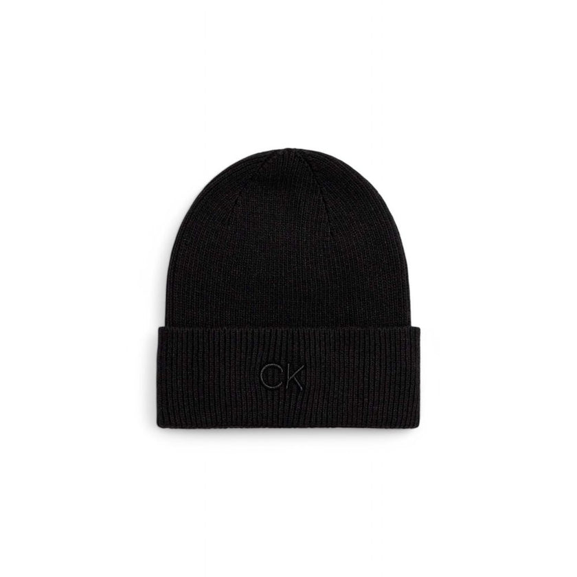 Black Organic Cotton Cap (Baseball Hat)The Calvin Klein CK EMBROIDERY FINE RIB BEANIE is a stylish and versatile accessory, perfect for the colder seasons. Made with a high-quality blend that includes 55% organic cotton, 34% polyester, 8% wool, and 3% cas