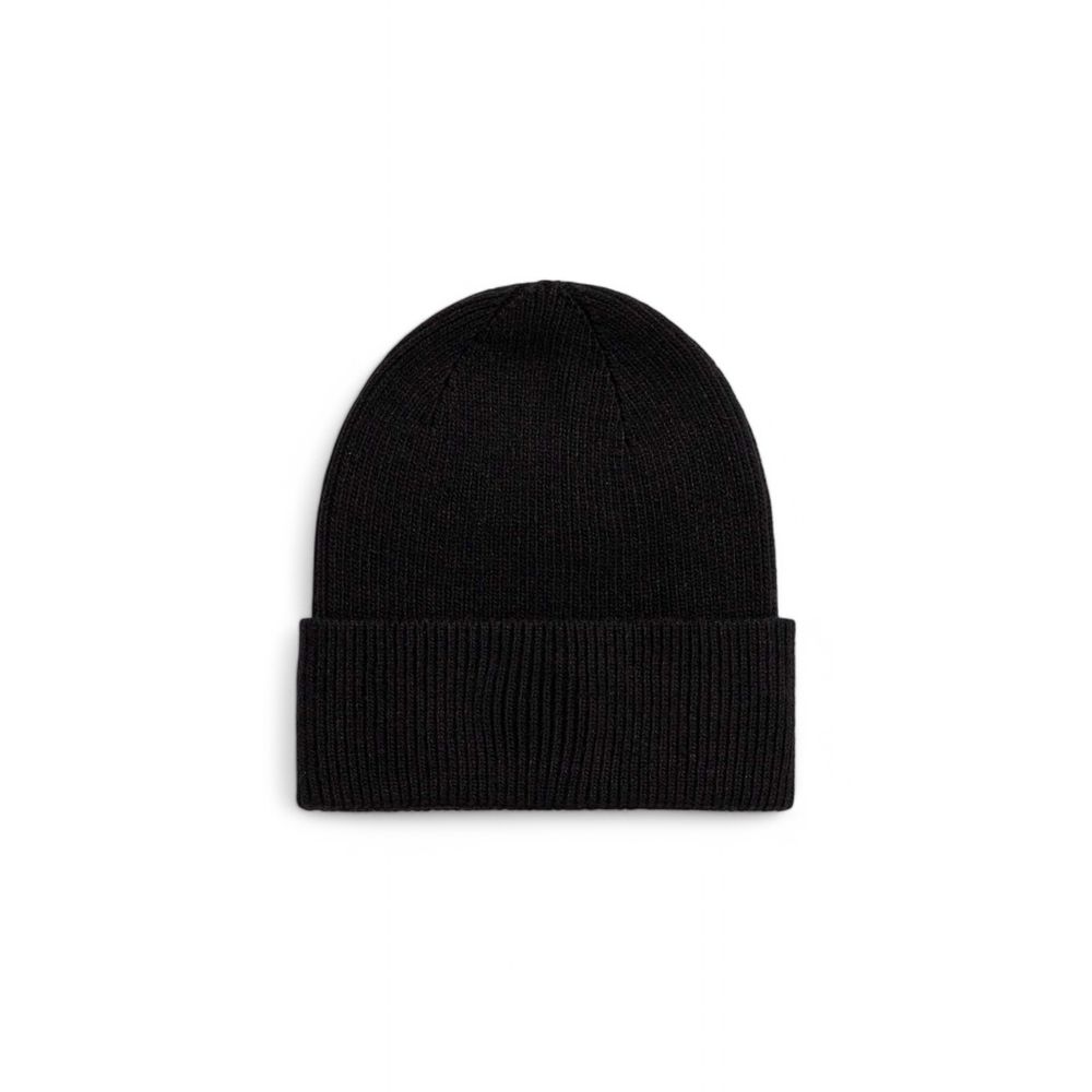 Black Organic Cotton Cap (Baseball Hat)The Calvin Klein CK EMBROIDERY FINE RIB BEANIE is a stylish and versatile accessory, perfect for the colder seasons. Made with a high-quality blend that includes 55% organic cotton, 34% polyester, 8% wool, and 3% cas