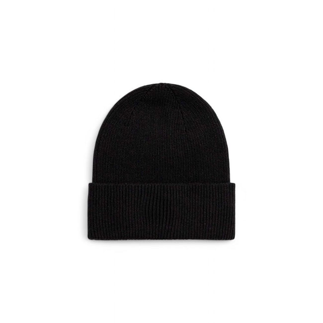 Black Organic Cotton Cap (Baseball Hat)The Calvin Klein CK EMBROIDERY FINE RIB BEANIE is a stylish and versatile accessory, perfect for the colder seasons. Made with a high-quality blend that includes 55% organic cotton, 34% polyester, 8% wool, and 3% cas