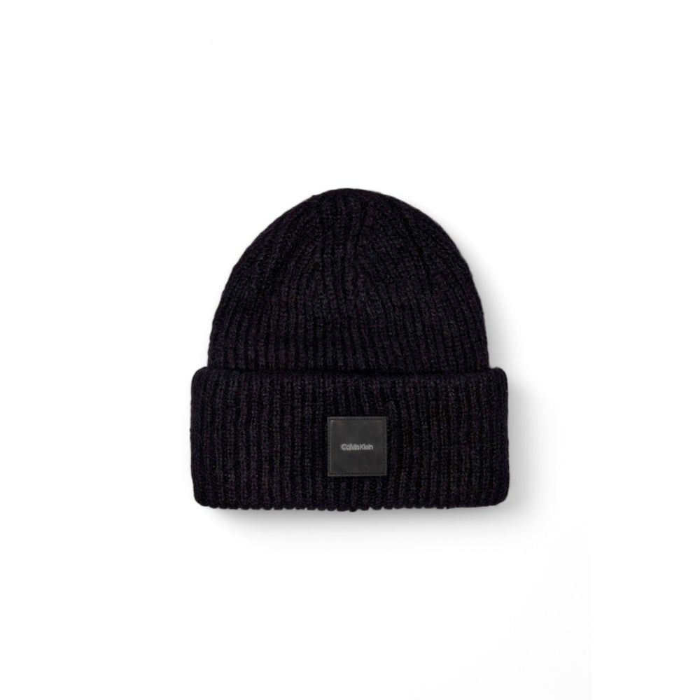 Black Alpaca Leather Cap (Baseball Hat)Discover the Calvin Klein men’s beanie, an essential accessory for your winter wardrobe. Made from a premium blend of 45% alpaca, 30% polyamide, and 25% wool, this hat offers exceptional comfort and warm protection a