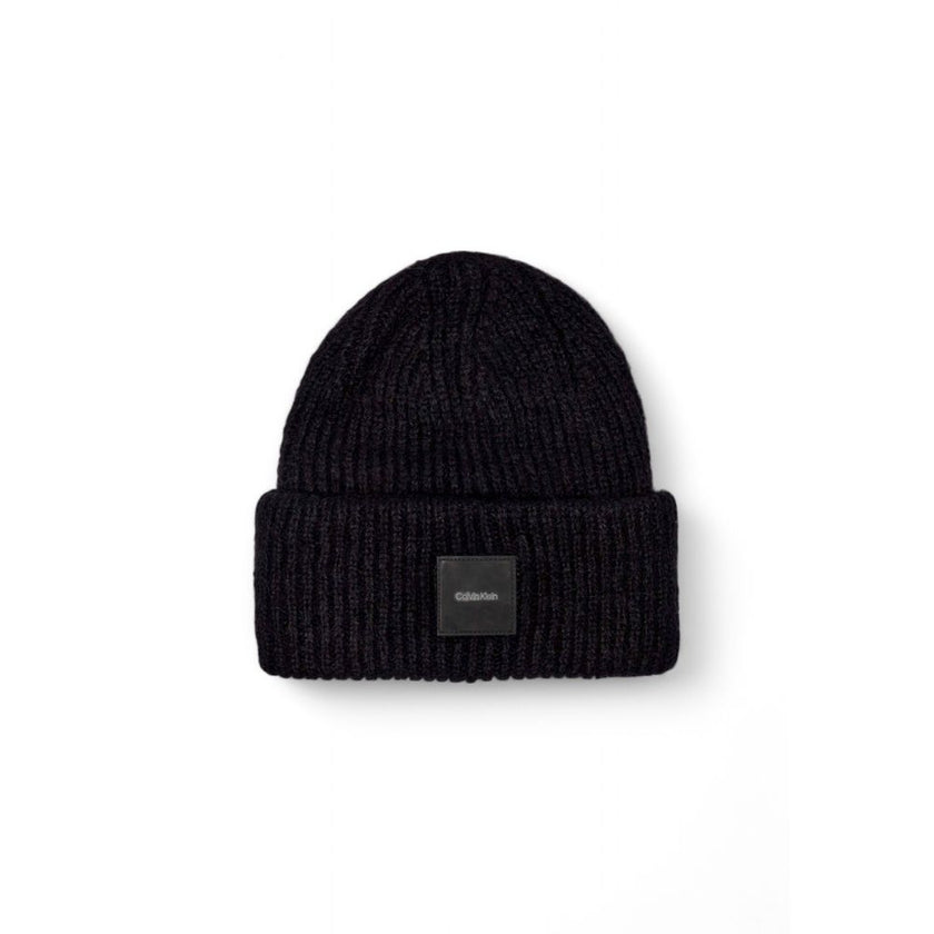 Black Alpaca Leather Cap (Baseball Hat)Discover the Calvin Klein men’s beanie, an essential accessory for your winter wardrobe. Made from a premium blend of 45% alpaca, 30% polyamide, and 25% wool, this hat offers exceptional comfort and warm protection a